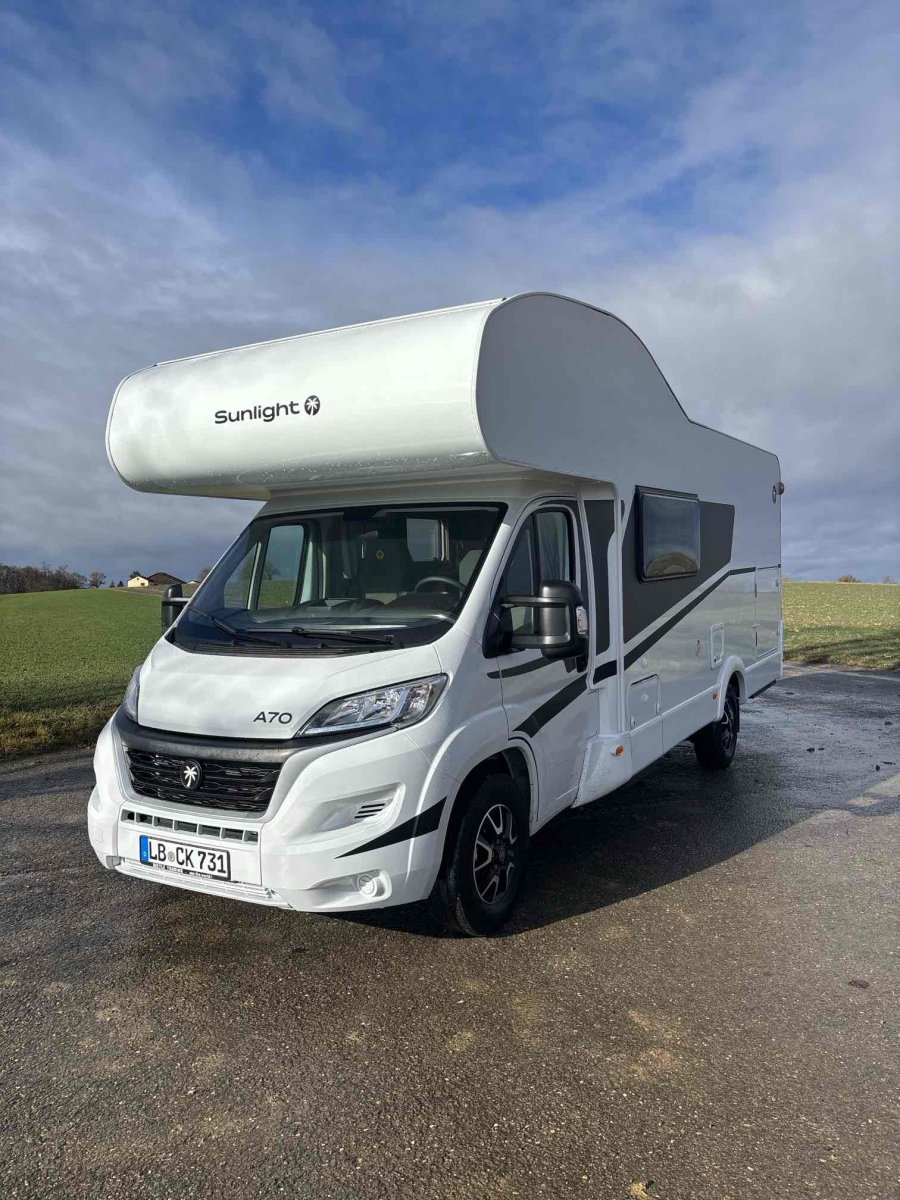 Seitenansicht modernes Hundewohnmobil für Reisen mit Hund