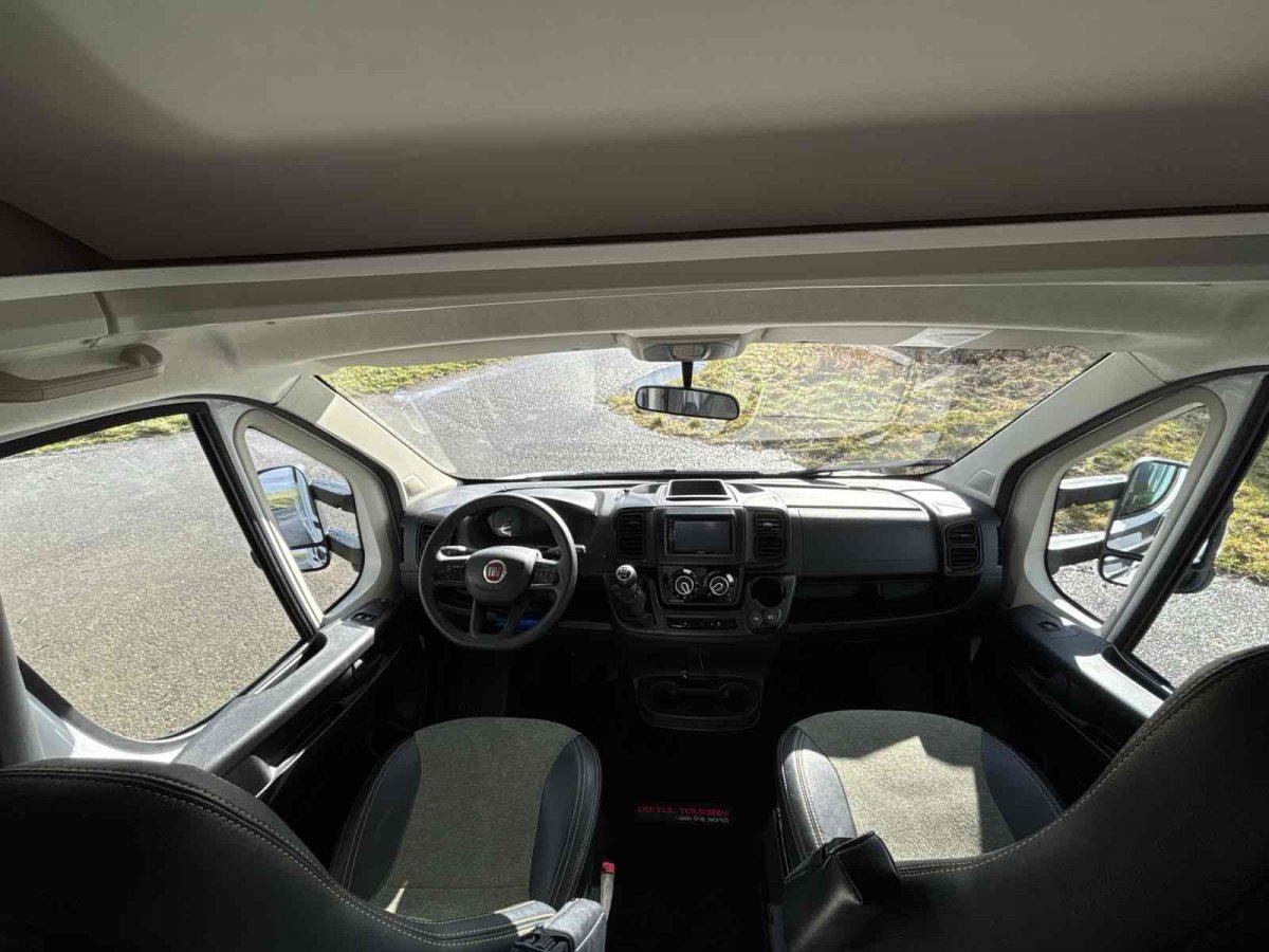 Sitzgruppe im Wohnmobil mit Tisch und gegenüberliegenden Sitzen