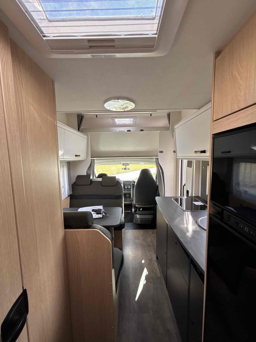 Innenraum Hundewohnmobil mit Küche, Sitzgruppe und Dachfenster