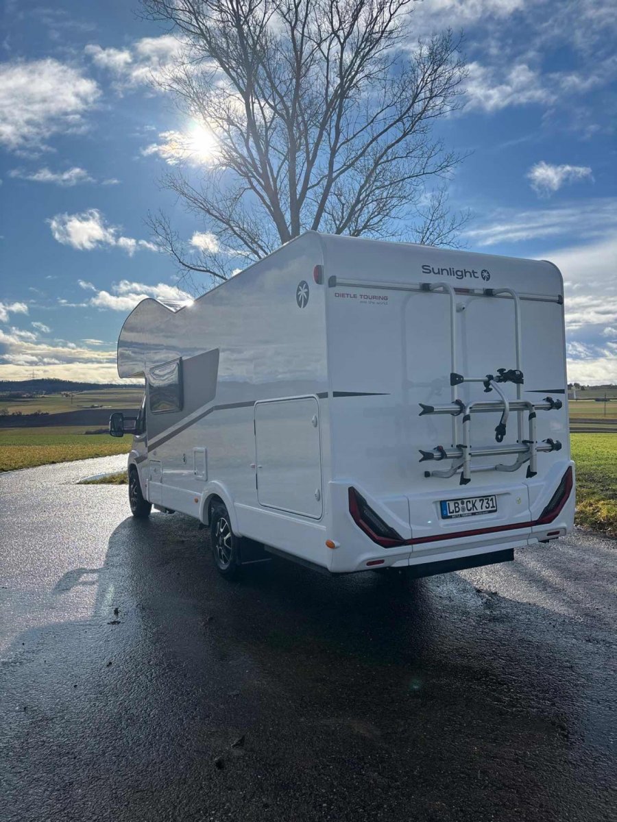 Heckansicht Hundewohnmobil mit Fahrradträger und Landschaft